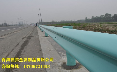 公路<a href='http://www.rtfzxs.com/shuangbohulan/'target='_blank'><a href='http://www.rtfzxs.com/shuangbohulan/'target='_blank'>波形護欄</a></a>板